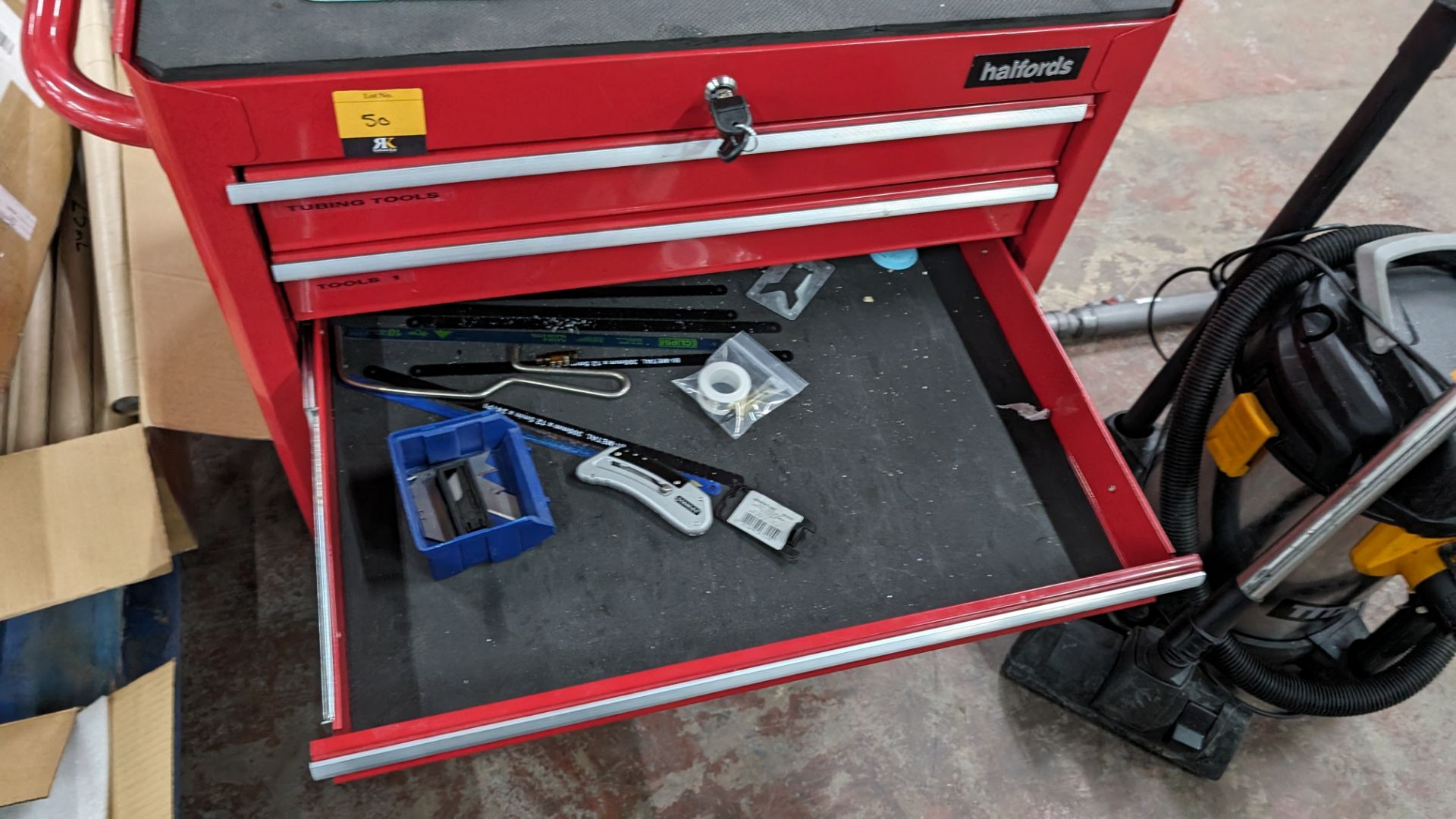 Halfords mobile multi-drawer lockable tool chest with 2 keys - Image 7 of 9