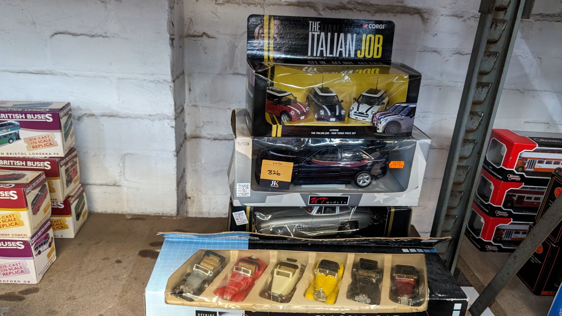 Mixed car collector lot comprising Italian Job 3 piece Mini collection, 6 piece classic car collecti