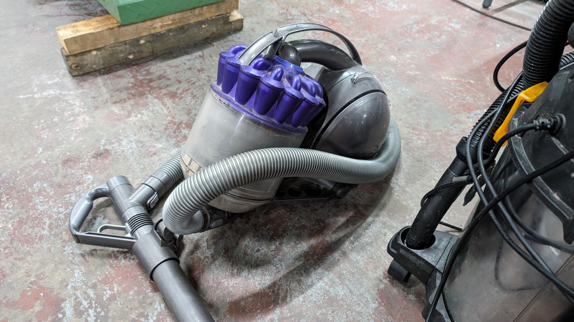 Dyson vacuum cleaner - Image 5 of 7