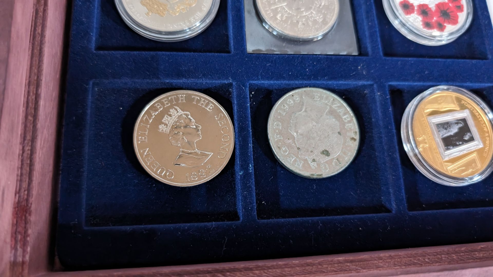 16 assorted small decorative coins comprising large presentation case with 12 coins plus 4 individua - Bild 7 aus 15