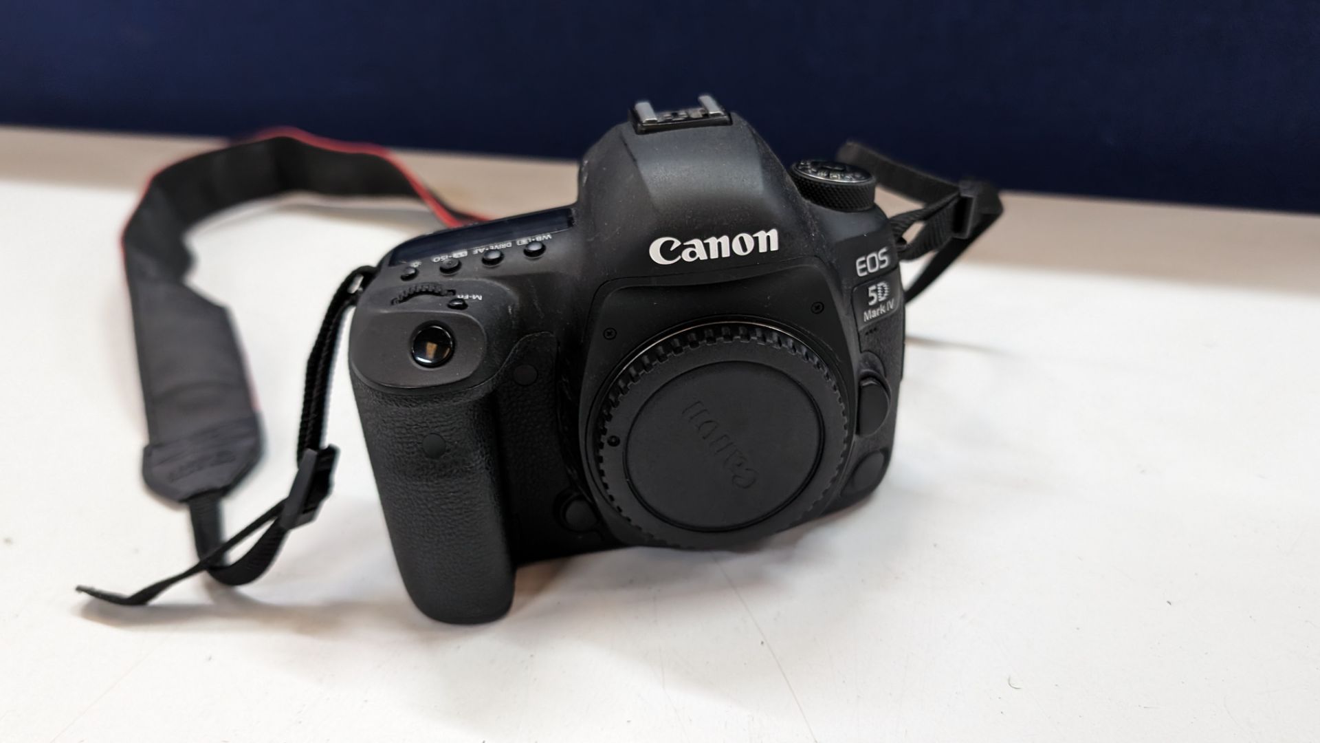Canon EOS 5D Mark IV SLR camera including strap & battery - Bild 3 aus 16