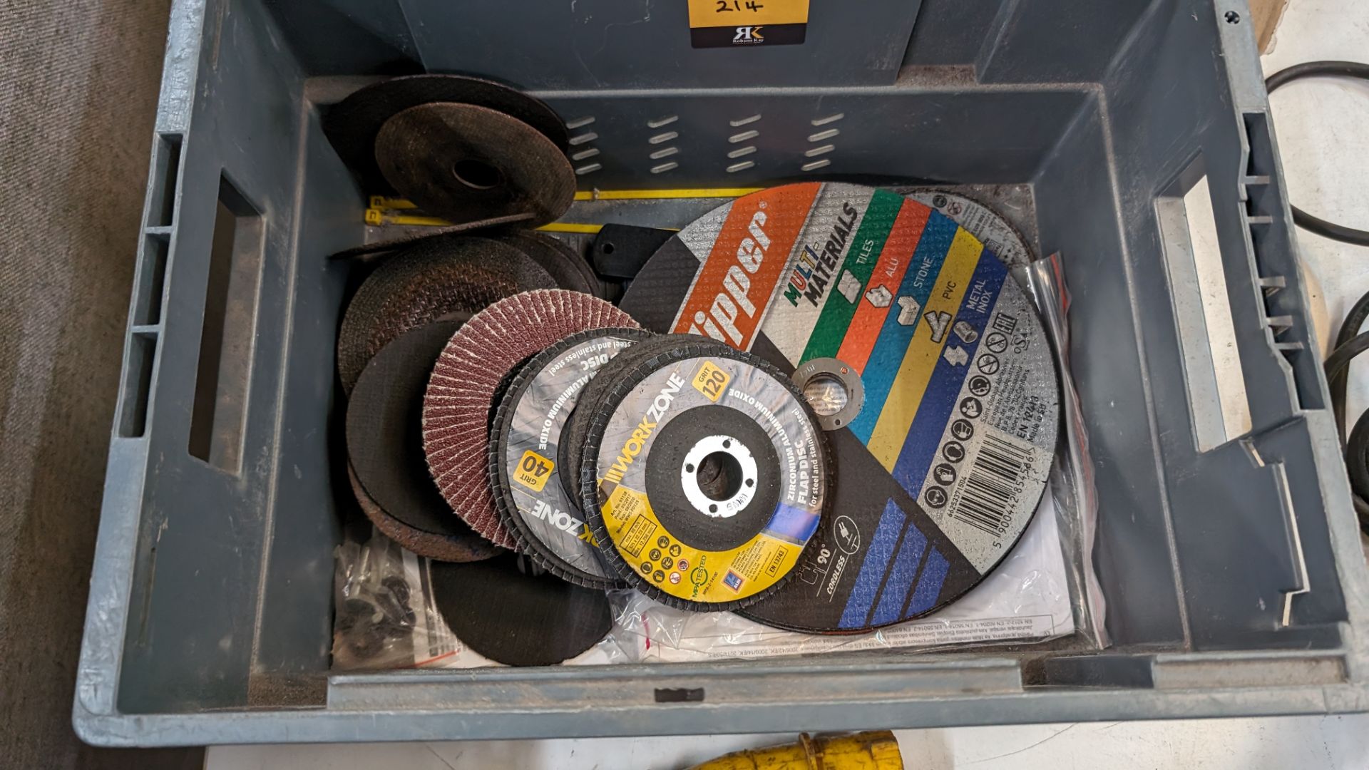 The contents of a crate of angle grinder consumables - Image 2 of 5