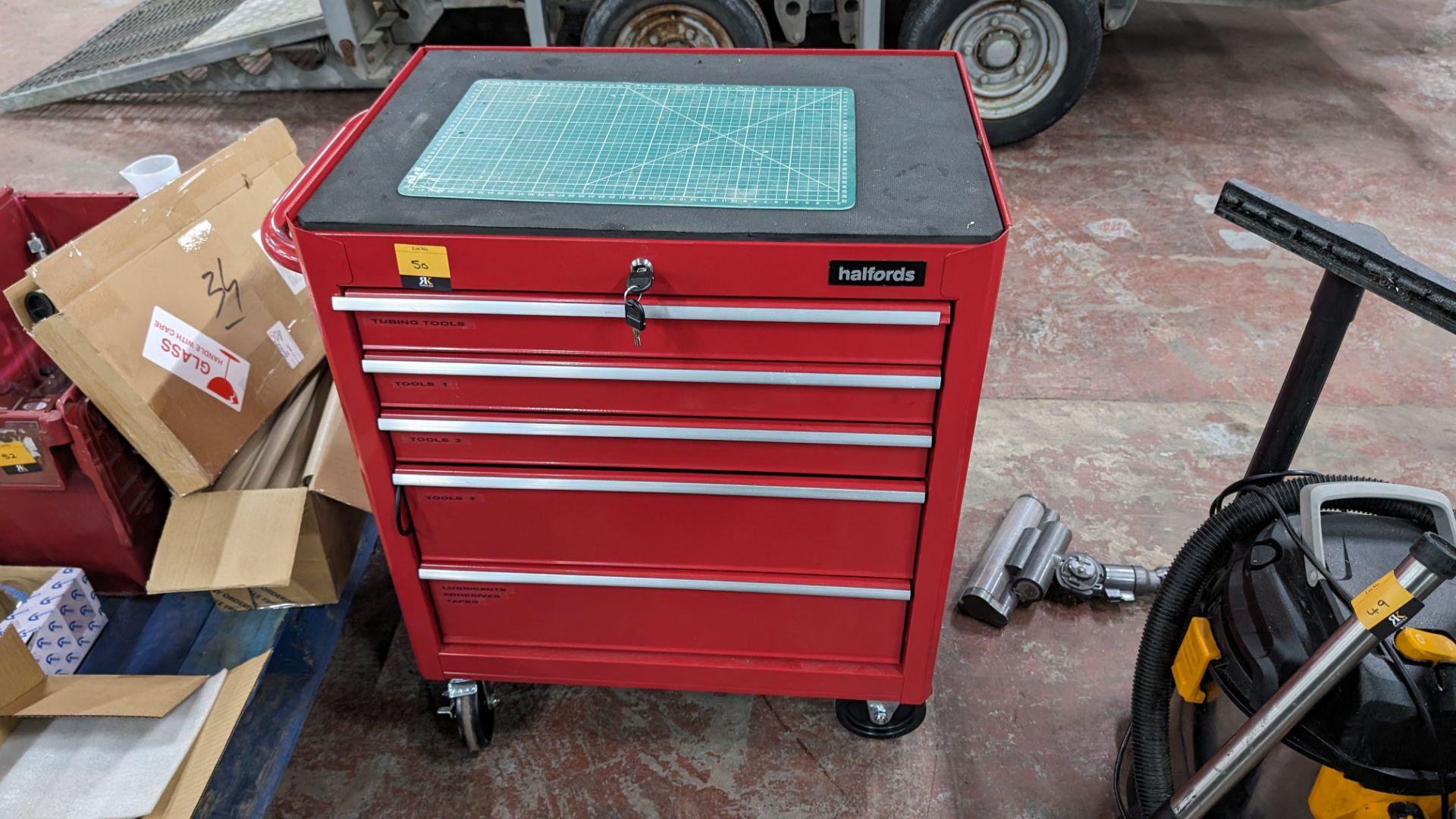 Halfords mobile multi-drawer lockable tool chest with 2 keys - Image 2 of 9