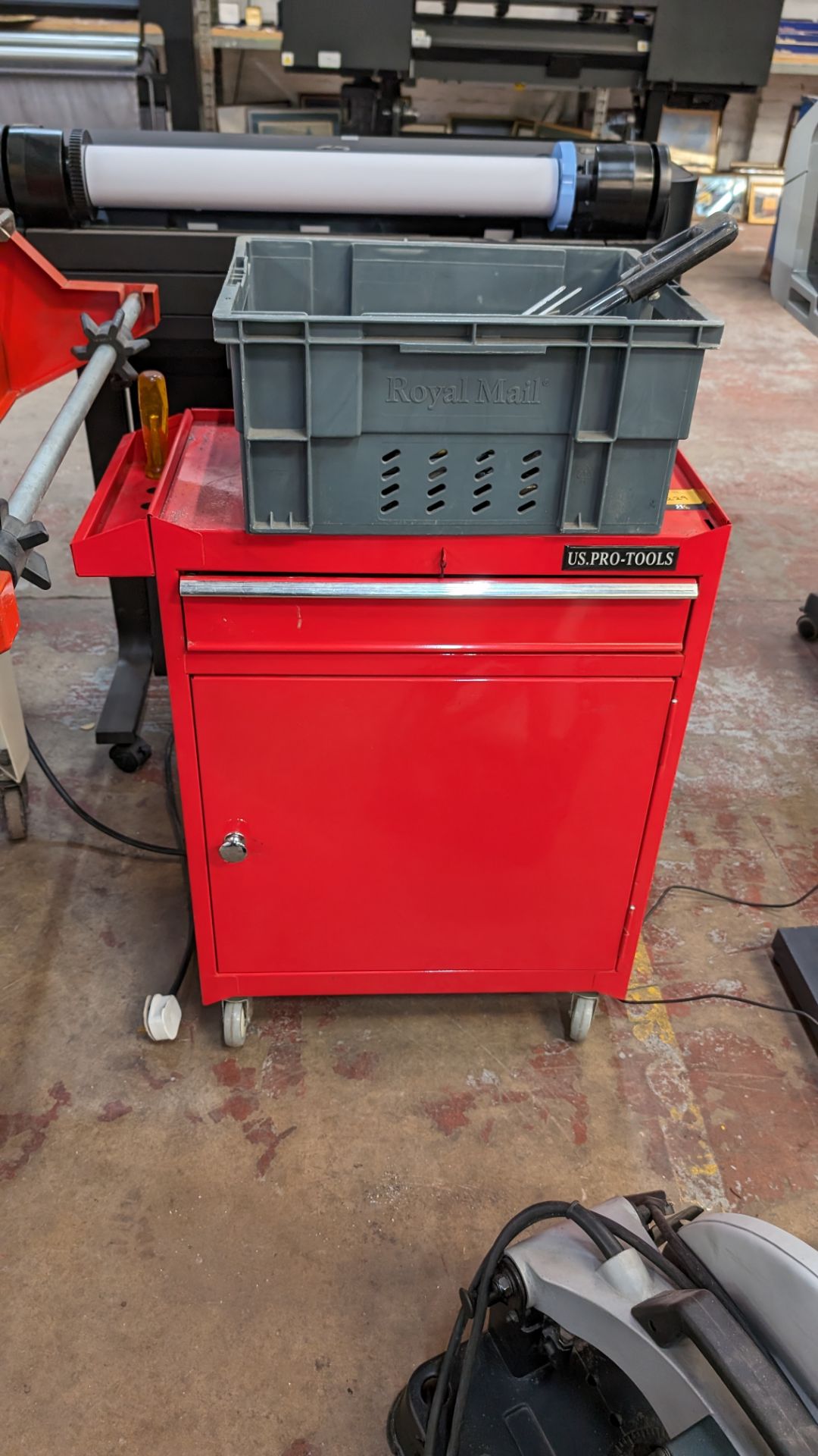Red metal mobile cabinet with cupboard section & drawer above, including all tools within & above as - Bild 2 aus 8