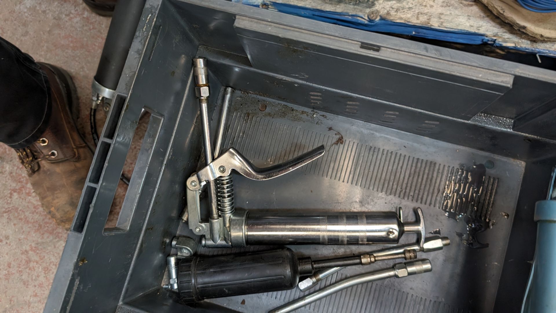 The contents of a crate of grease guns & related - Bild 5 aus 7