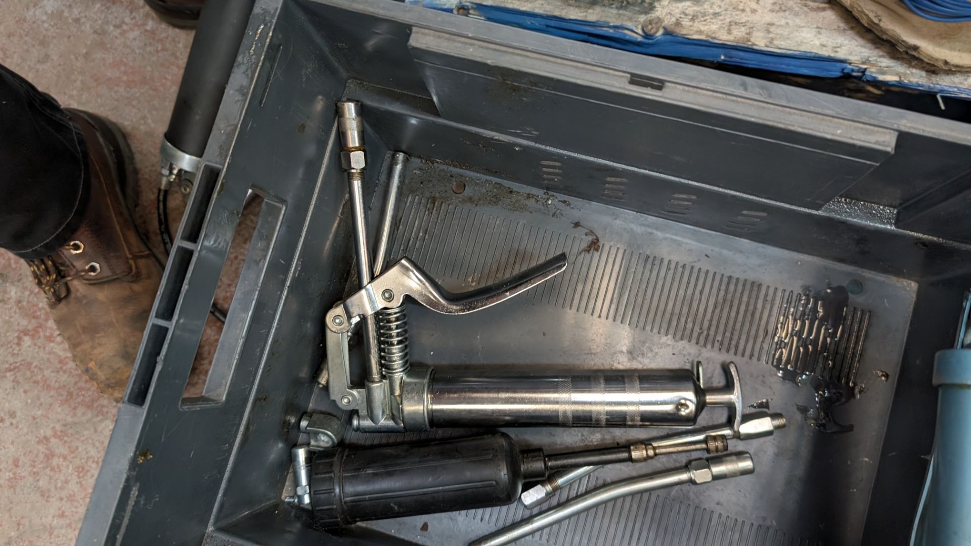 The contents of a crate of grease guns & related - Image 5 of 7