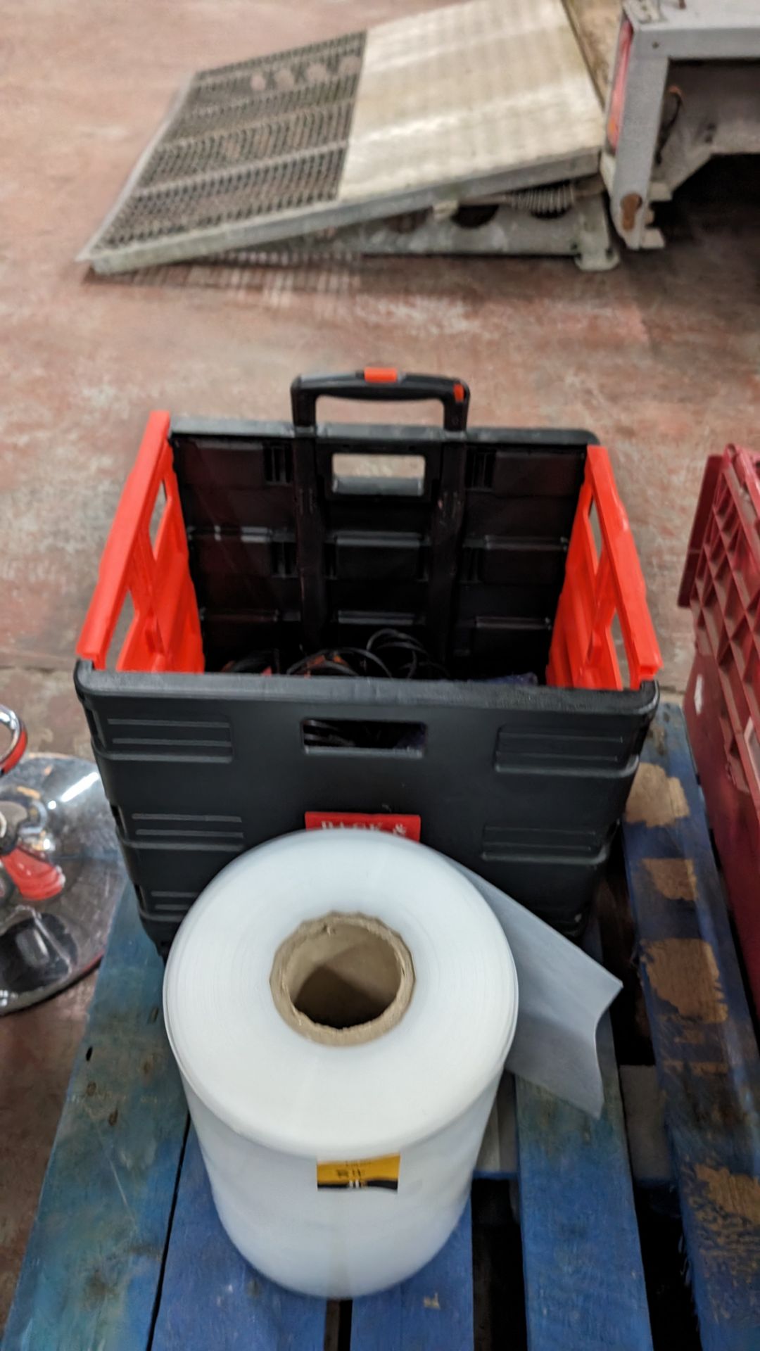 Mixed lot comprising folding mobile crate & contents including electrical extension cable plus roll - Image 3 of 11