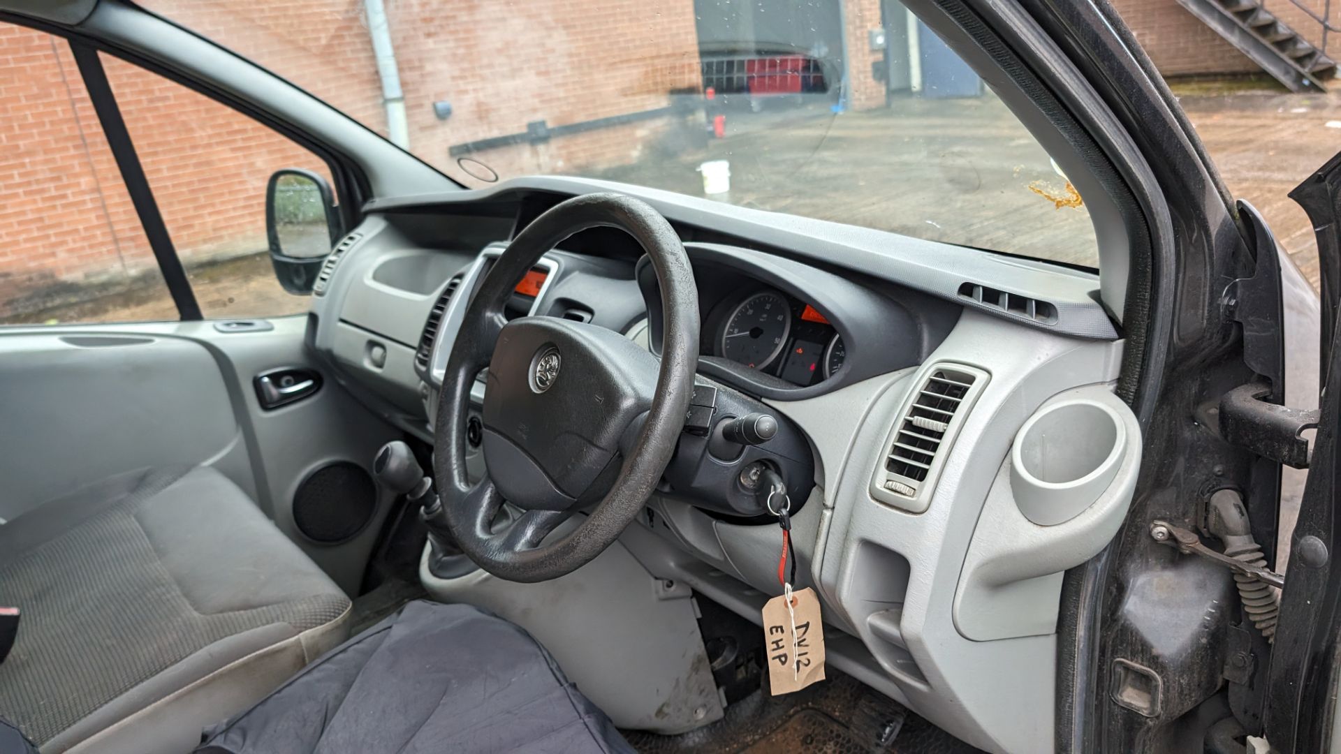 DV12 EHP Vauxhall Vivaro 2700 Sportive CDTi panel van with side windows, 6 speed manual gearbox, 199 - Bild 31 aus 38