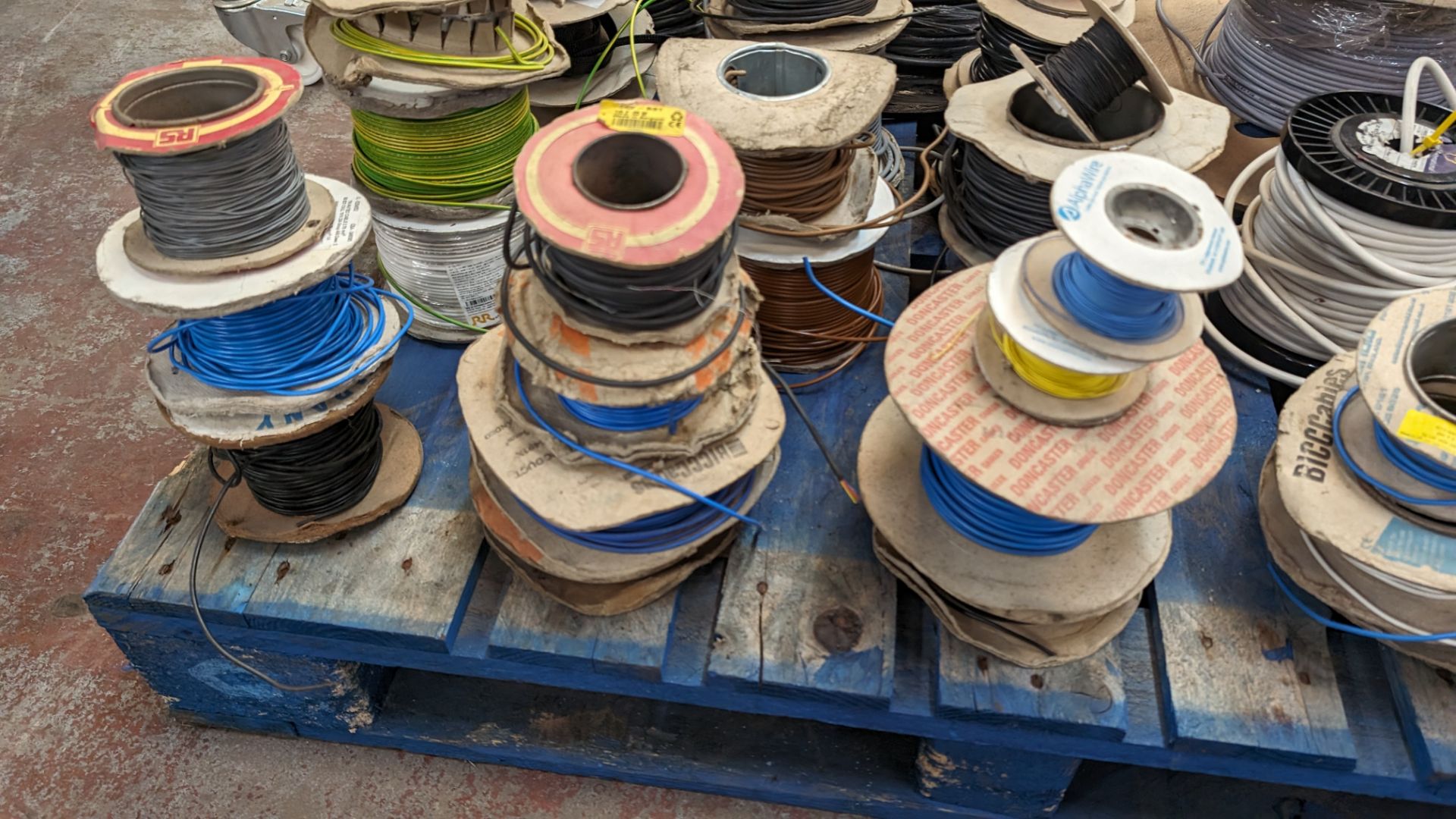 The contents of a pallet of electrical cable - Bild 6 aus 12