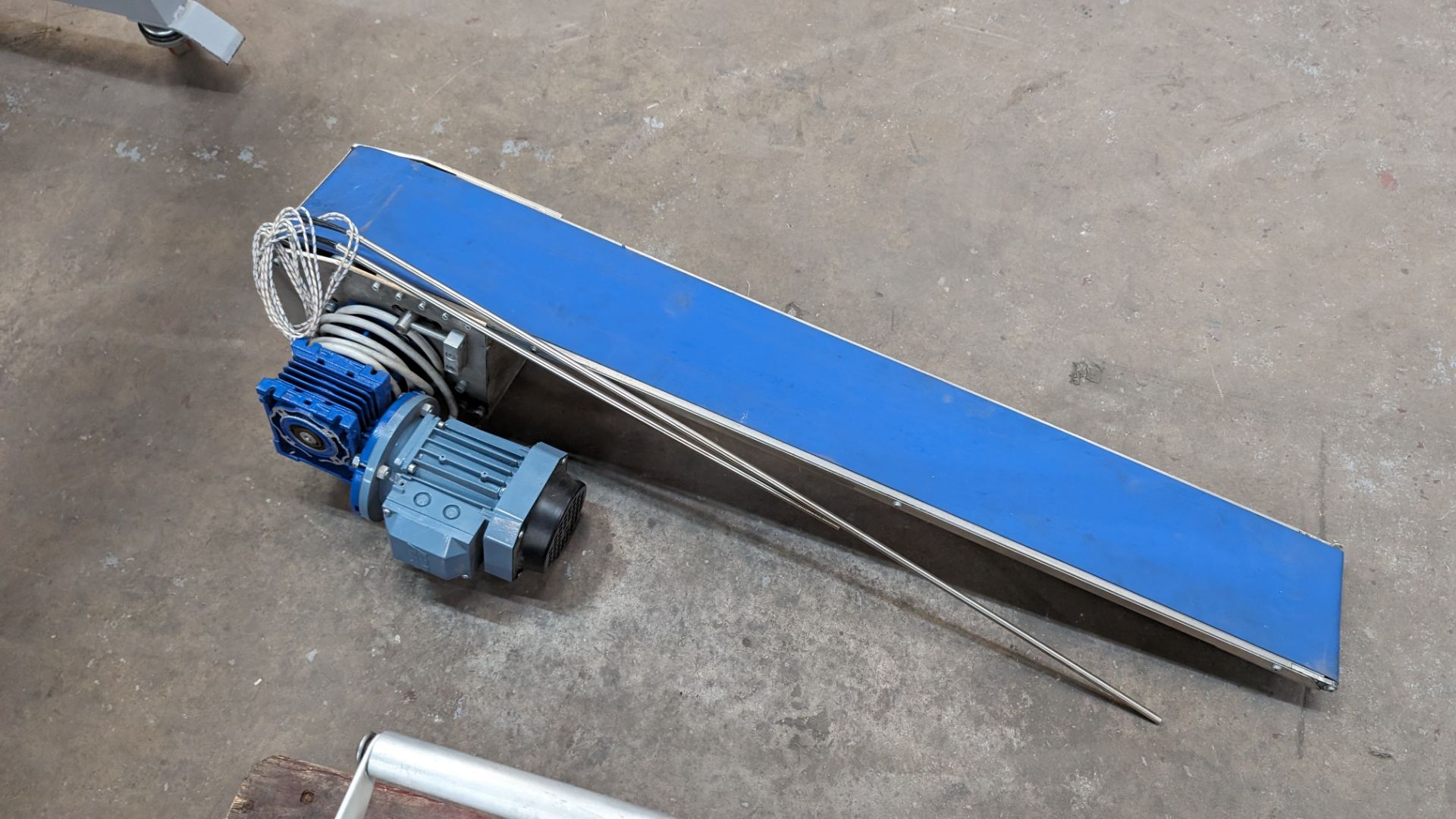 Motorised conveyor with belt approximately 150mm wide. Length of unit approximately 1140mm - Bild 4 aus 8