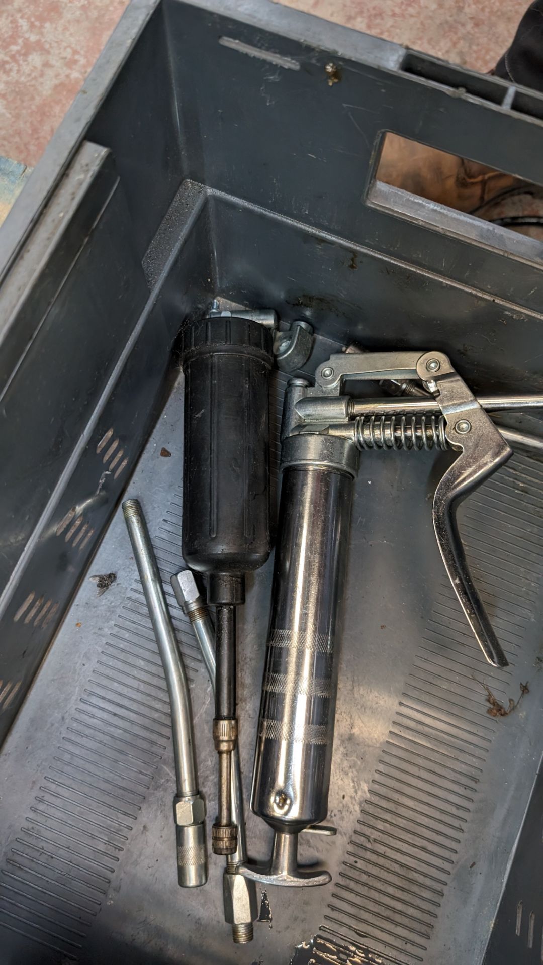 The contents of a crate of grease guns & related - Image 6 of 7