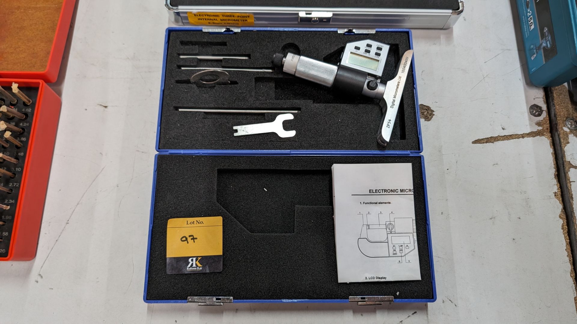 Digital/electronic micrometer in case