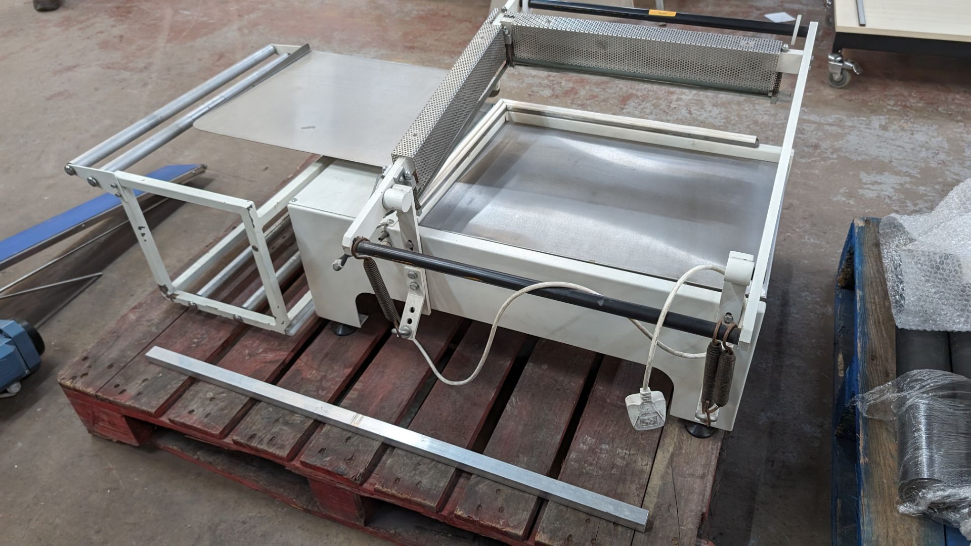 Packaging/shrink wrapping machine - possibly incomplete - Image 8 of 9