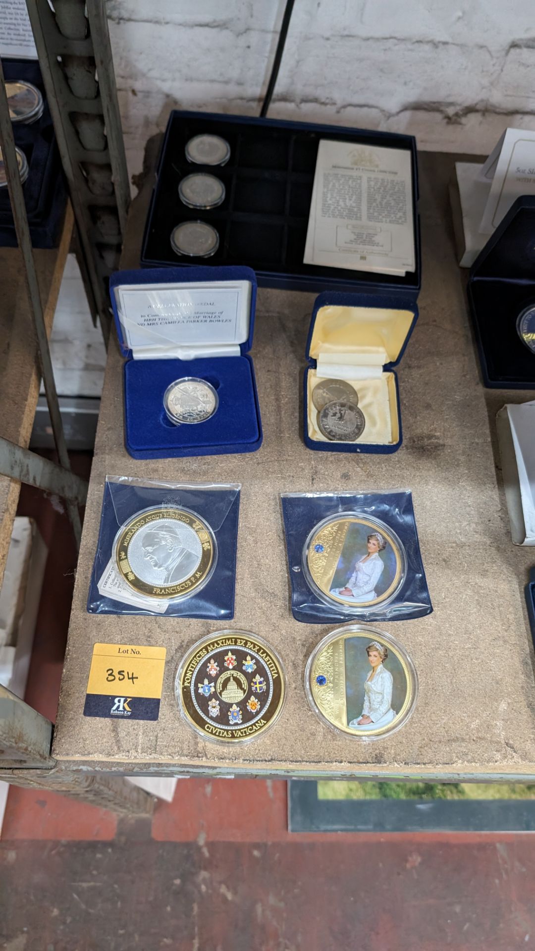Row containing a total of 10 assorted royal & other decorative coins including several boxes/cases - Image 2 of 11