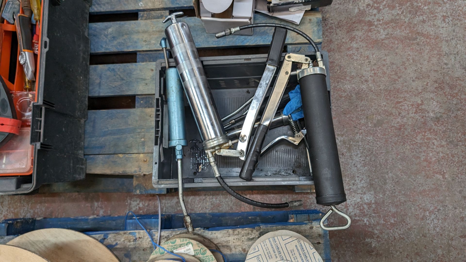 The contents of a crate of grease guns & related - Bild 4 aus 7