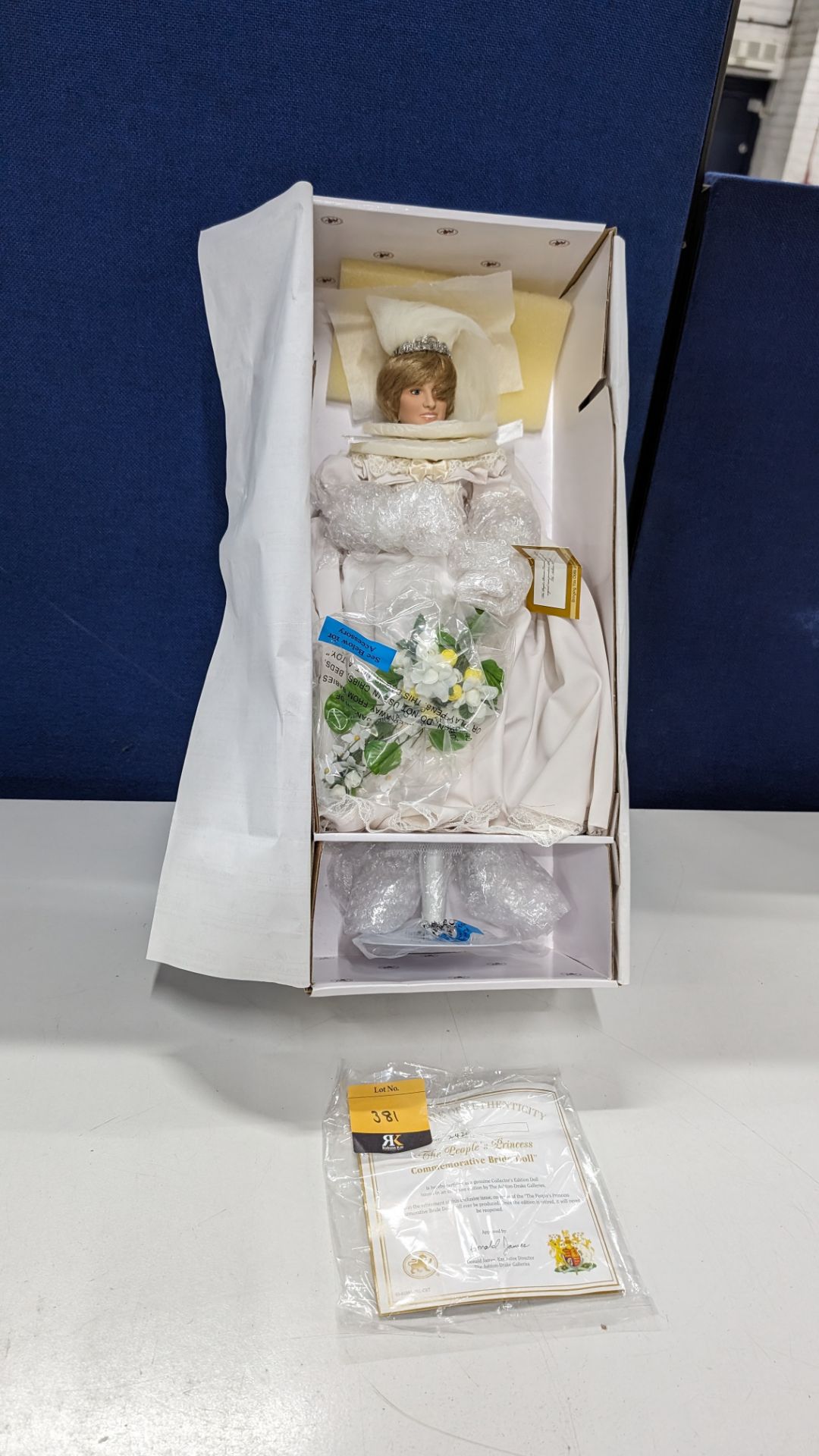 Ashton-Drake Galleries The People's Princess commemorative bride doll - Princess Diana - Image 9 of 10