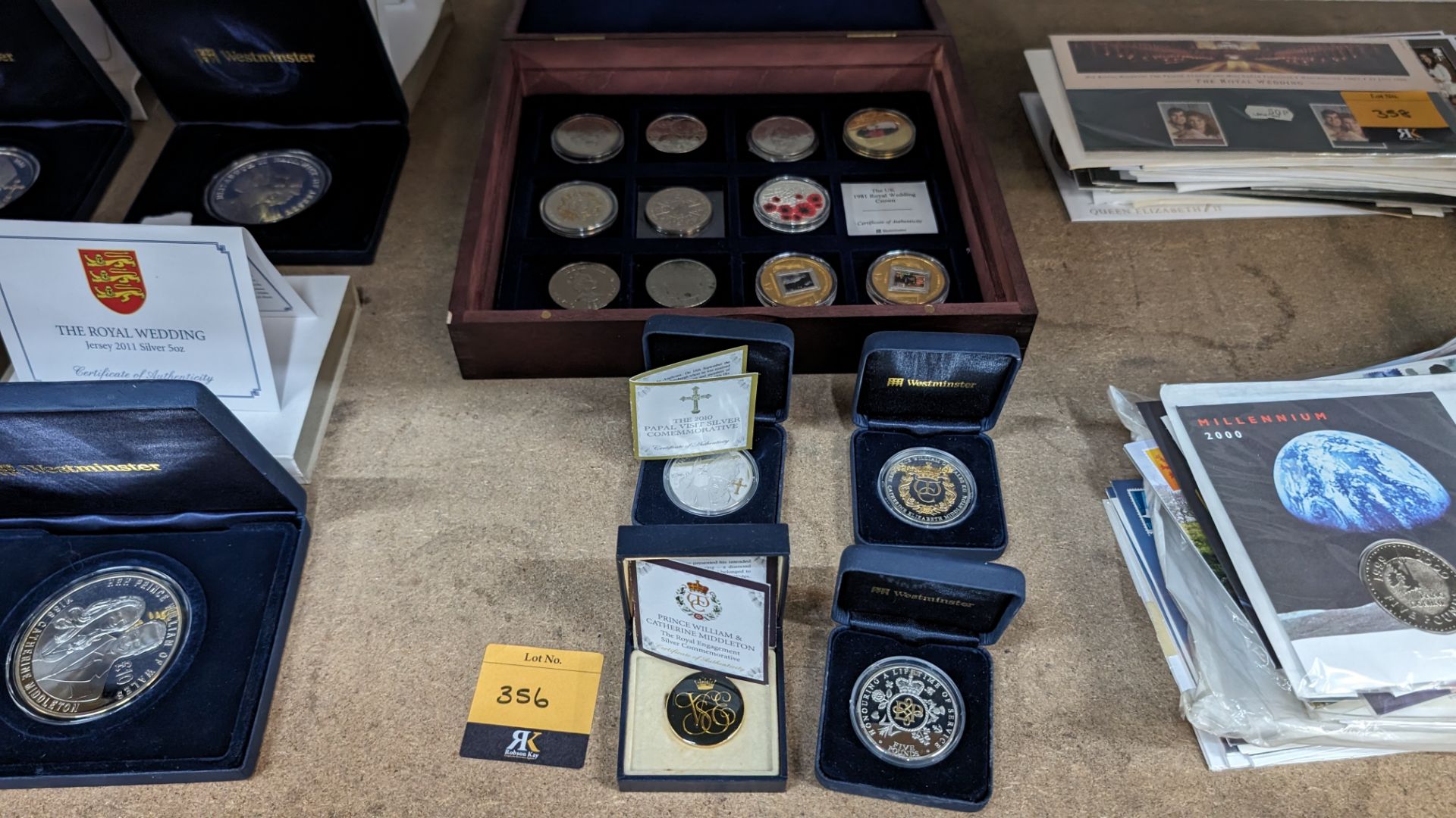 16 assorted small decorative coins comprising large presentation case with 12 coins plus 4 individua - Image 3 of 15