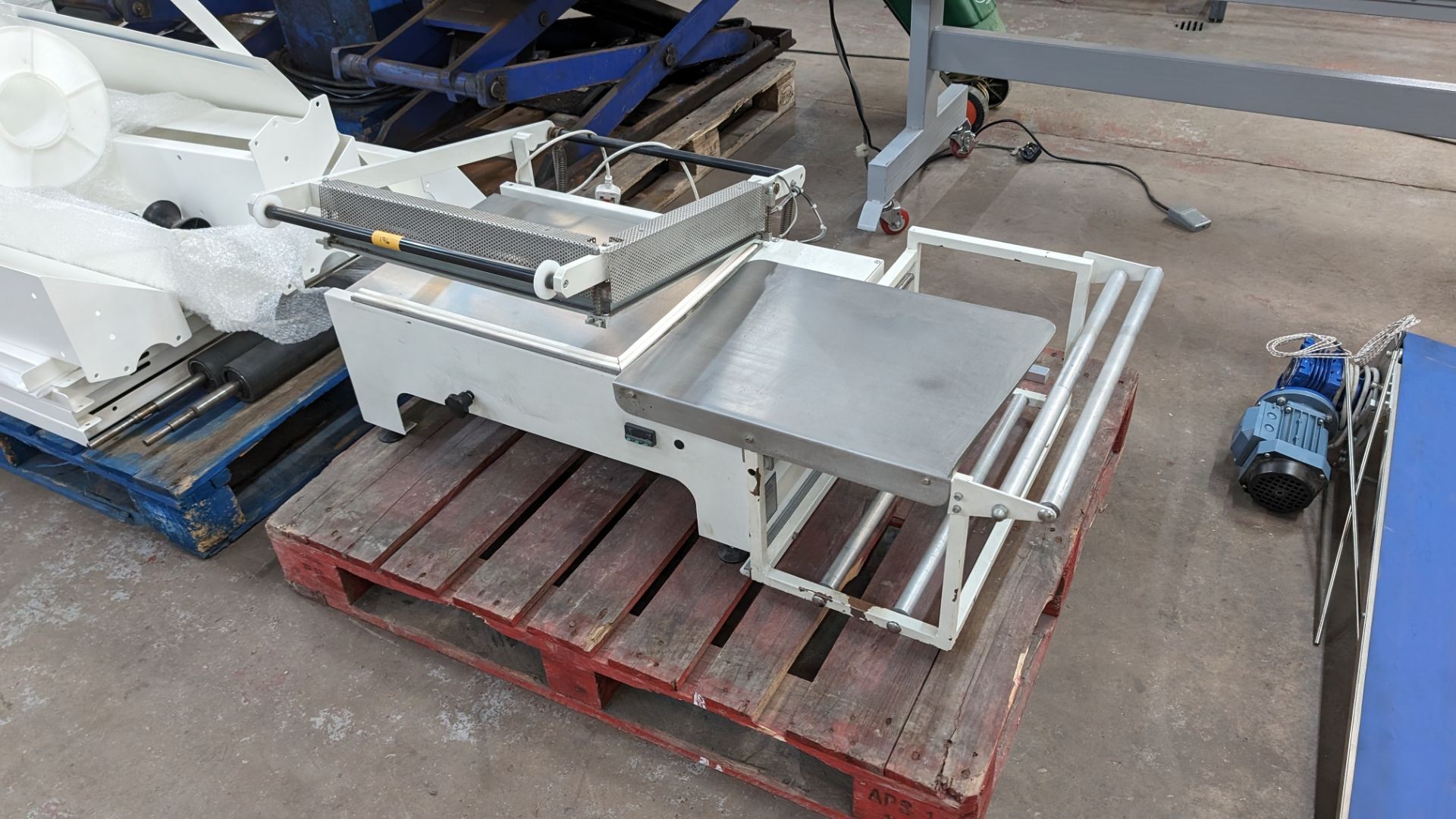 Packaging/shrink wrapping machine - possibly incomplete