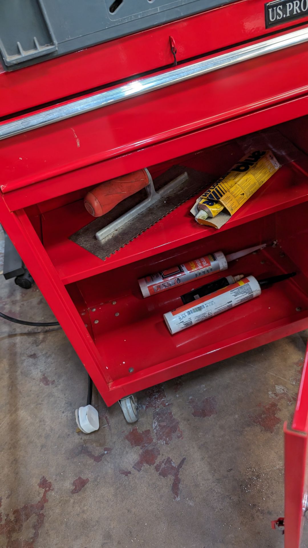 Red metal mobile cabinet with cupboard section & drawer above, including all tools within & above as - Bild 5 aus 8