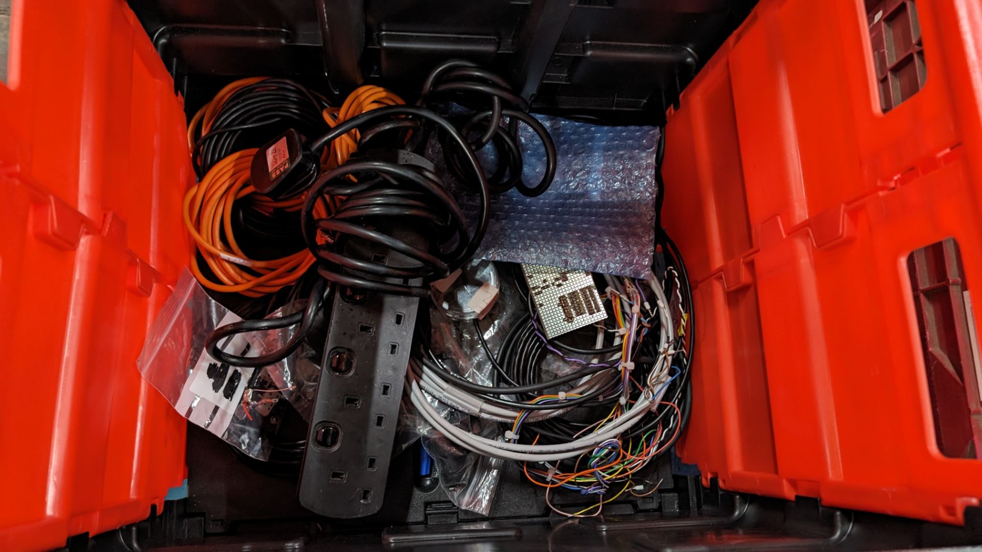 Mixed lot comprising folding mobile crate & contents including electrical extension cable plus roll - Bild 8 aus 11