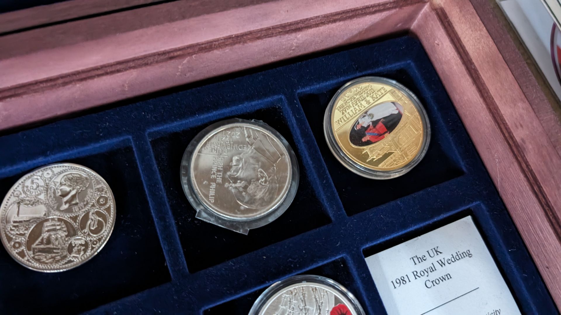 16 assorted small decorative coins comprising large presentation case with 12 coins plus 4 individua - Bild 10 aus 15