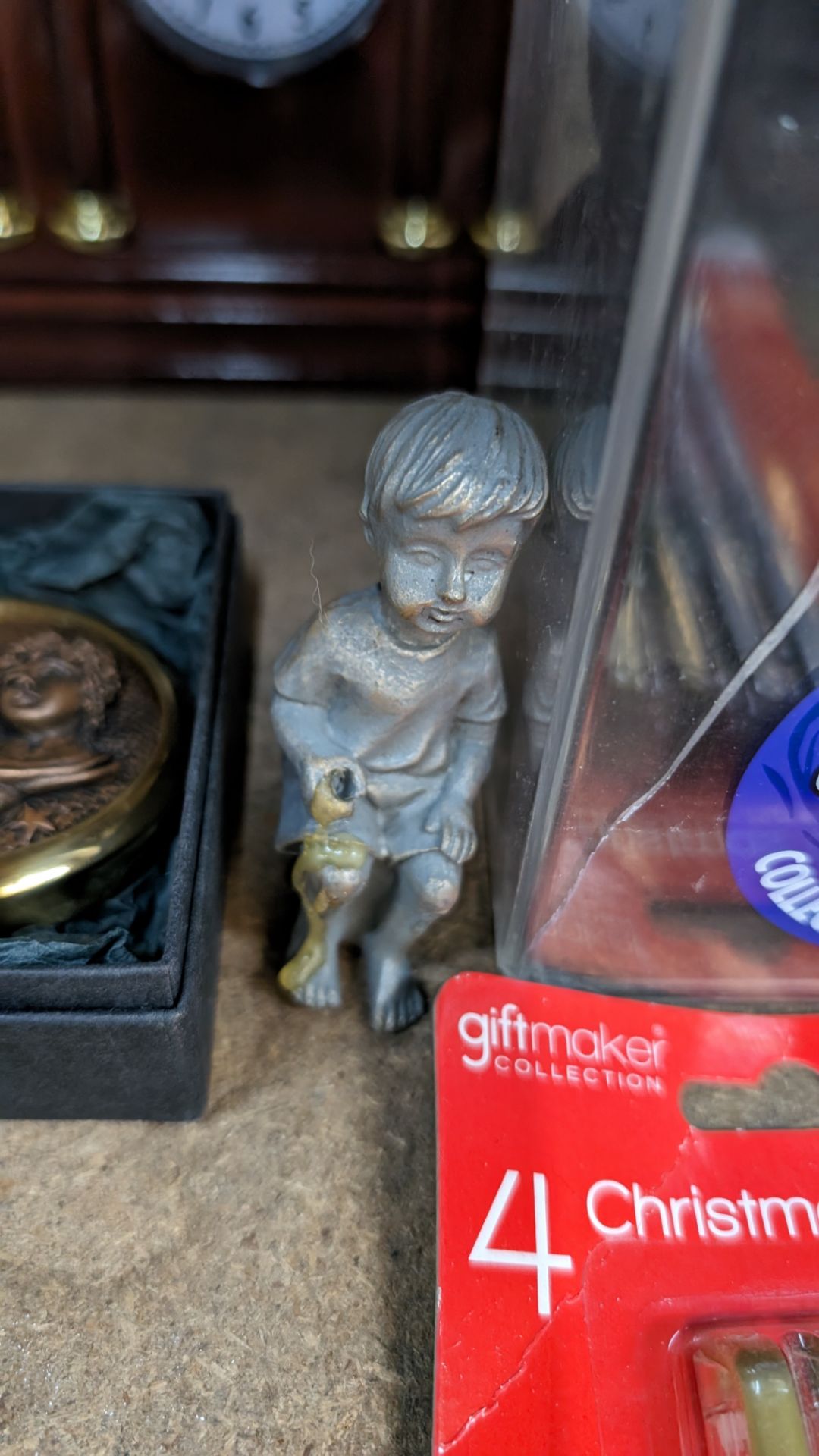 Mixed lot including collectable bear, mantle clock, small figure, astrological paperweight & pack of - Image 5 of 7