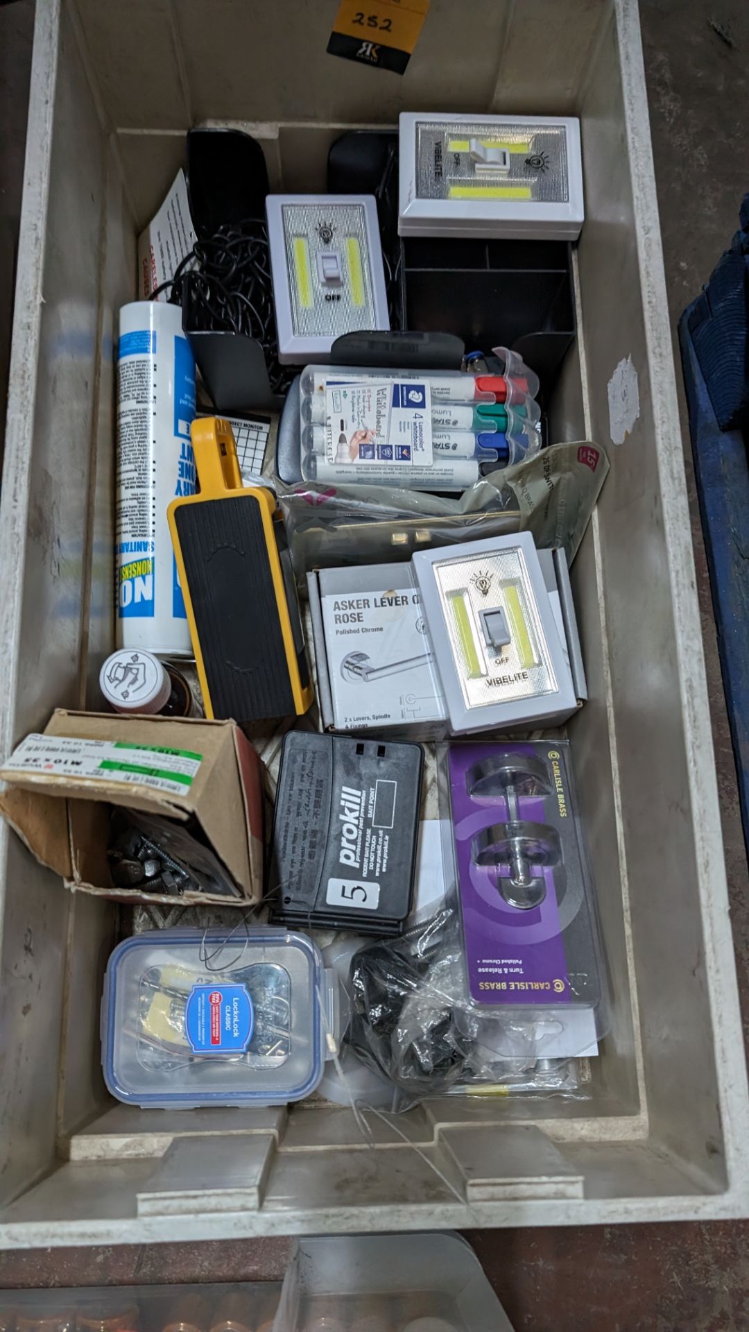 The contents of a crate of miscellaneous items - Image 2 of 6