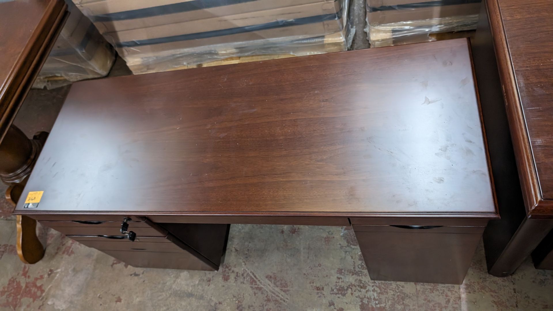 Small mahogany mobile desk with cupboard for computer to the right, drawer pack to the left and cent - Image 3 of 4