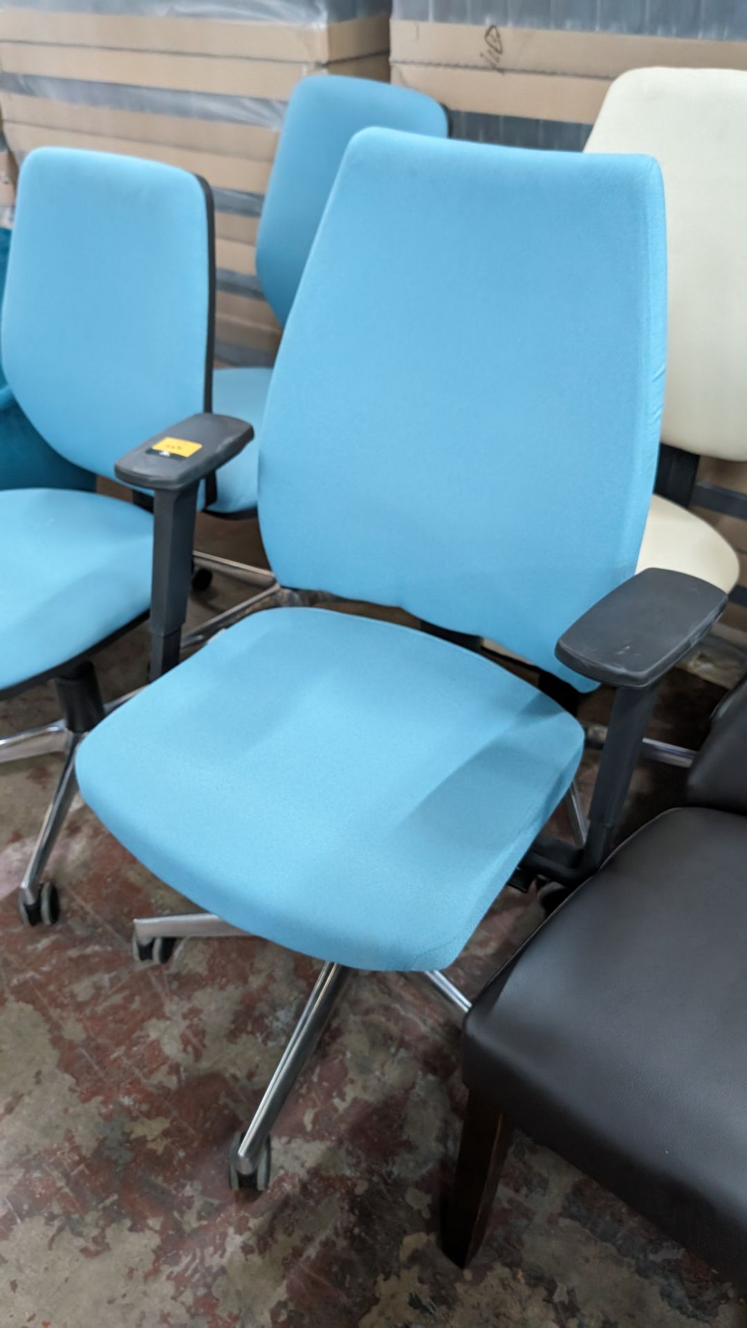 4 off operator's chairs, one of which has arms. 3 of the chairs are finished in a matching turquois - Image 5 of 8