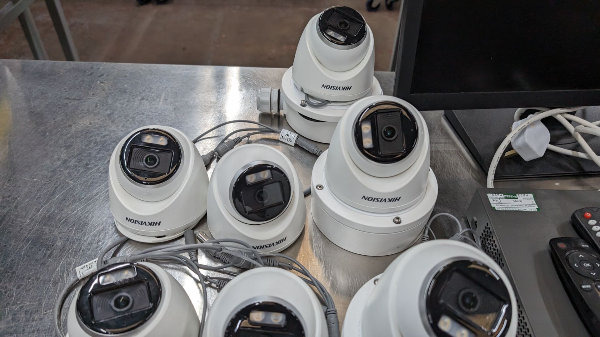 Hikvision CCTV equipment comprising DVR monitor, remotes and a total of 7 off cameras - Bild 5 aus 11