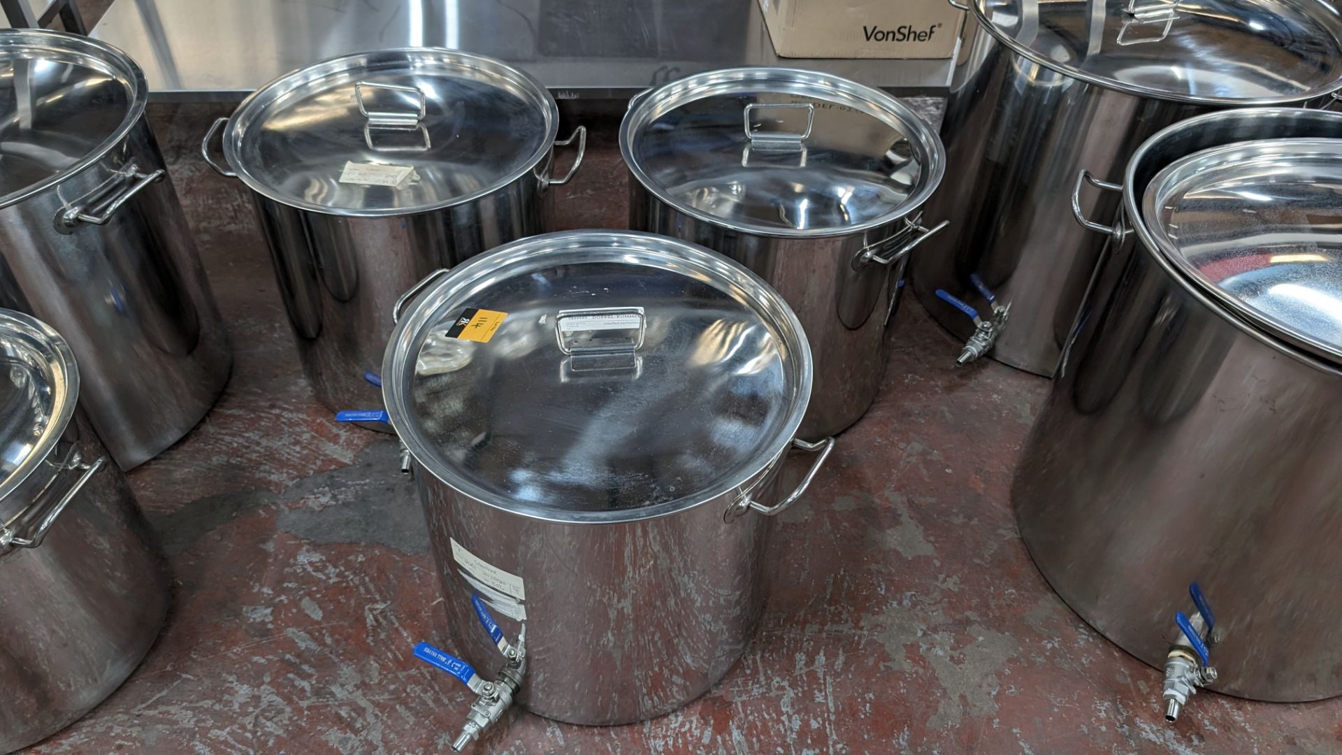 3 off stainless steel brew kettles. Each with their own lid. Capacity: 50L