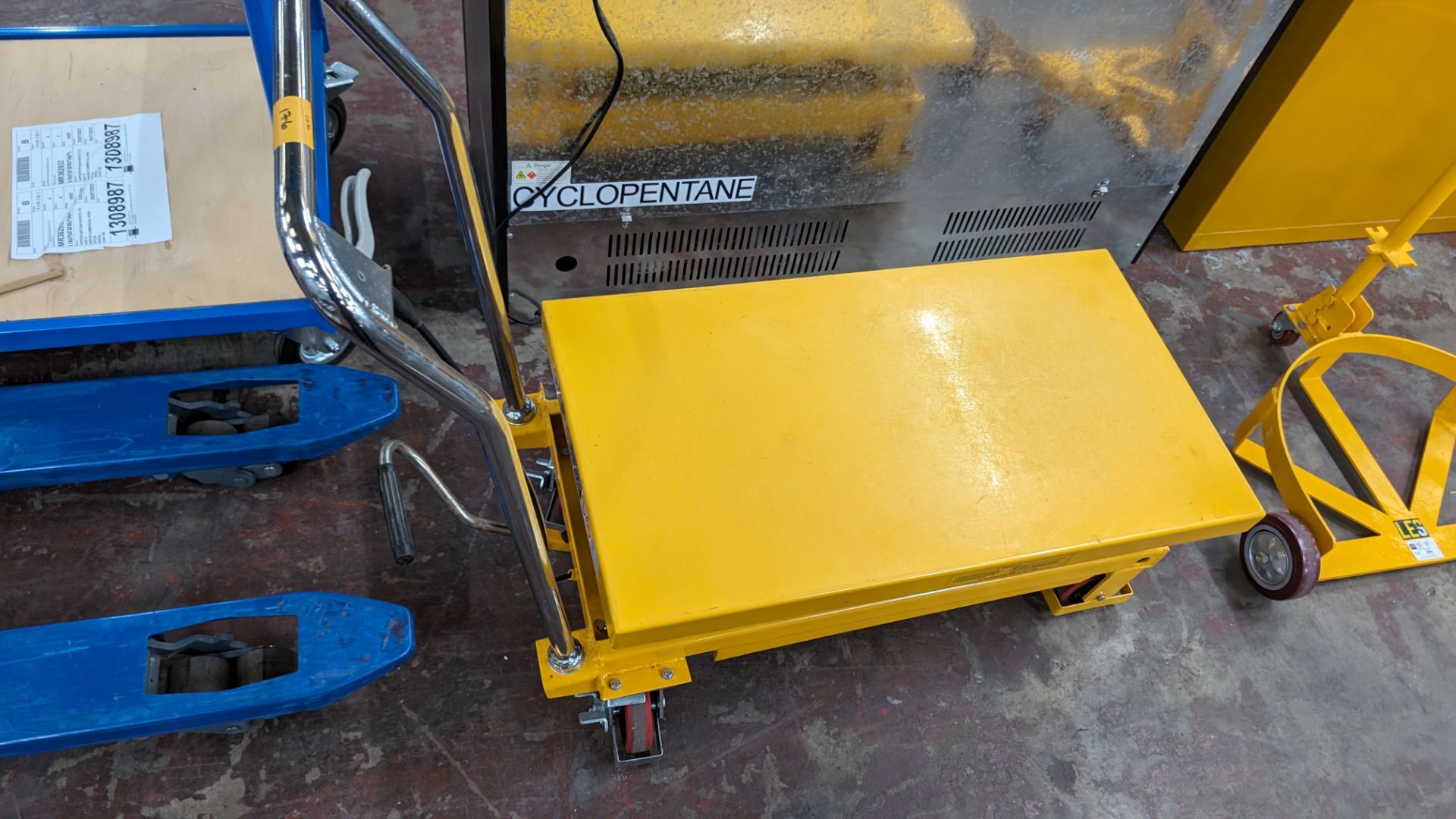 Mobile manual lifting table