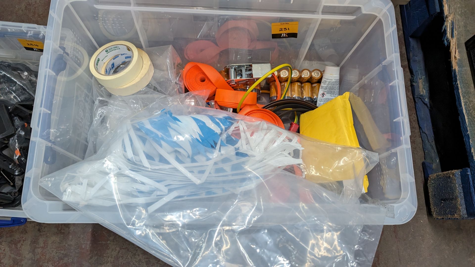 The contents of a crate of hardware and miscellaneous - Image 2 of 4
