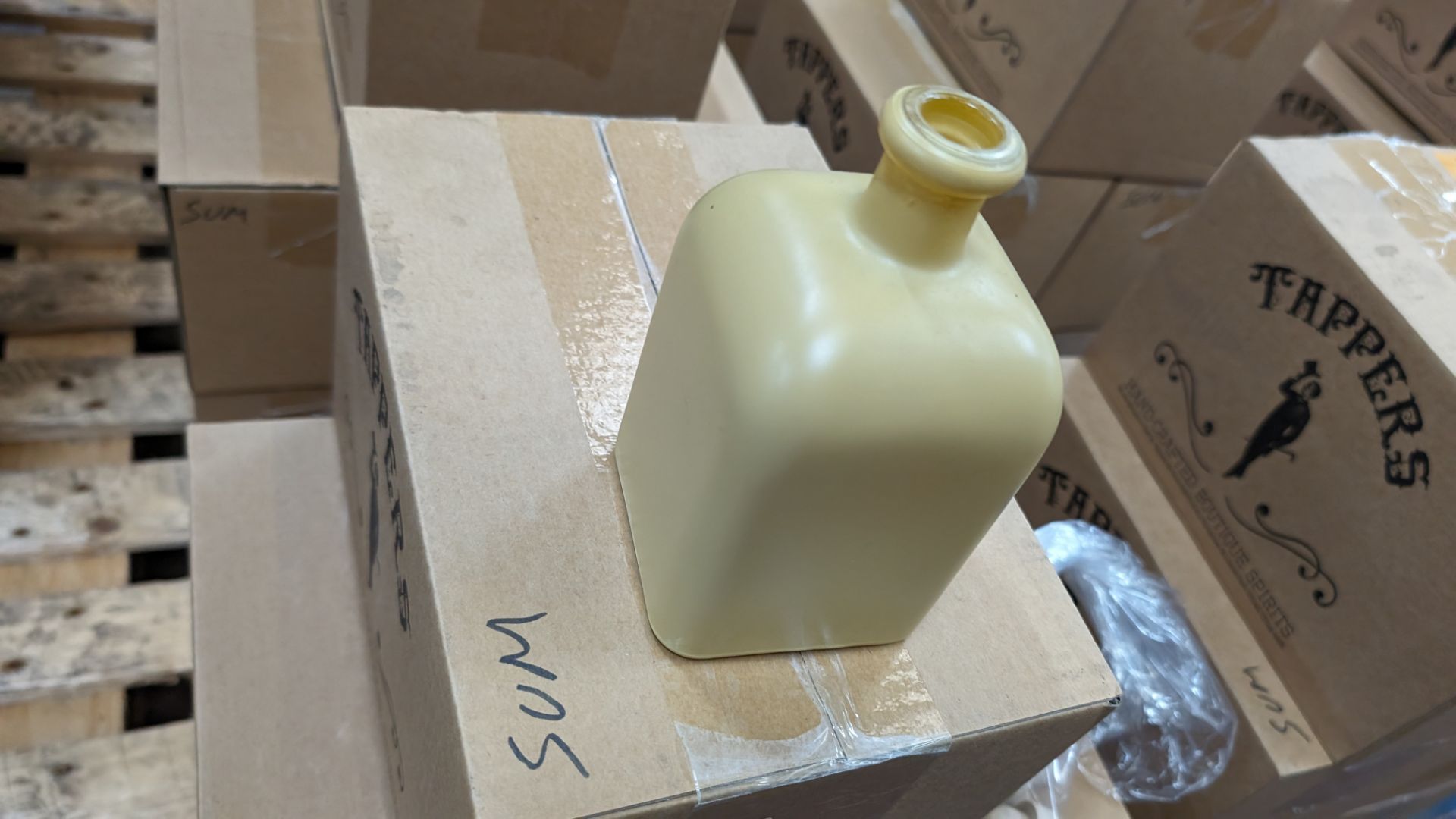 30 off 50cl/500ml professionally painted beige glass bottles, each including a stopper. The bottles - Image 4 of 4