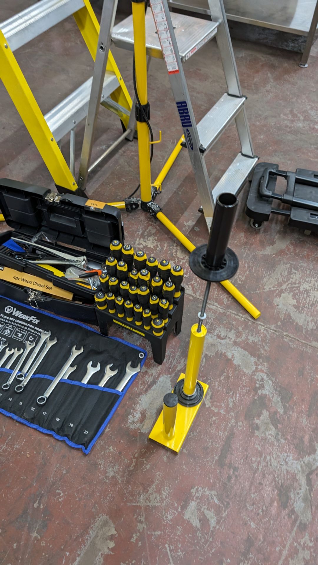 Mixed tool lot comprising shrink wrap applicator, Stanley screwdriver set, 15-piece wrench set, mini - Image 3 of 10
