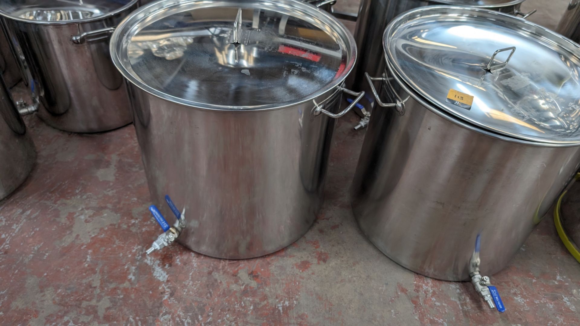 4 off large stainless steel brew kettles. Each with their own lid. Capacity: 100L - Image 4 of 9