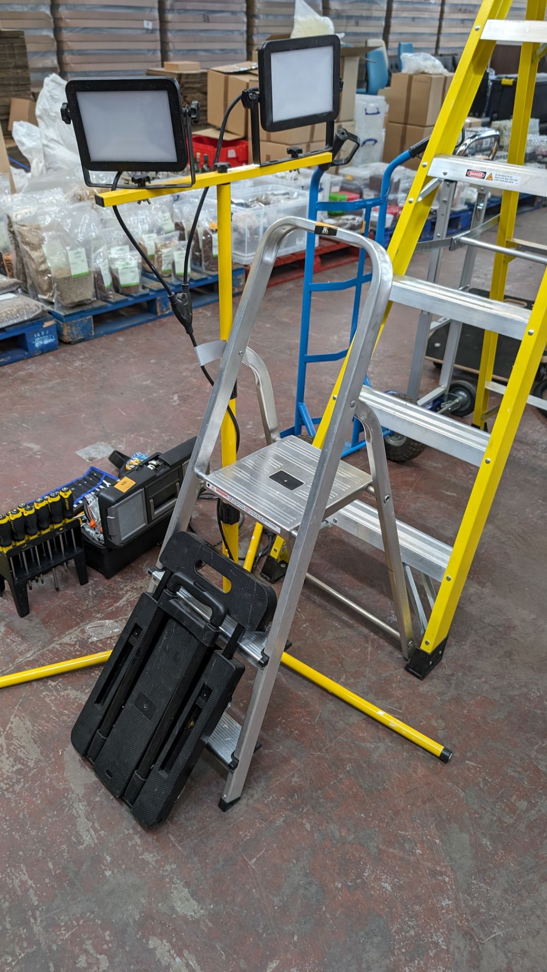 Mixed lot comprising small stepladders, folding trolley and tripod based twin LED lamp system - Image 2 of 6