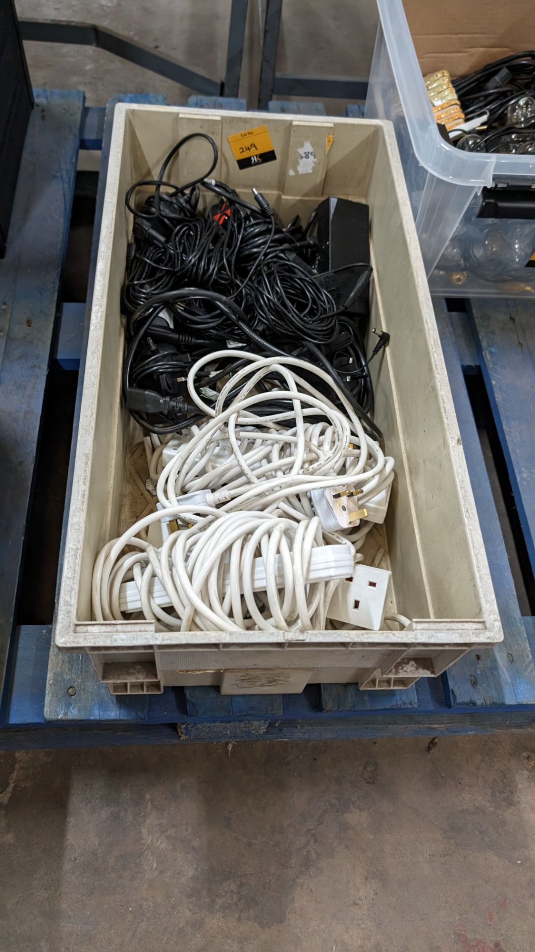 The contents of a crate of extension cables, power packs and more - Bild 4 aus 5