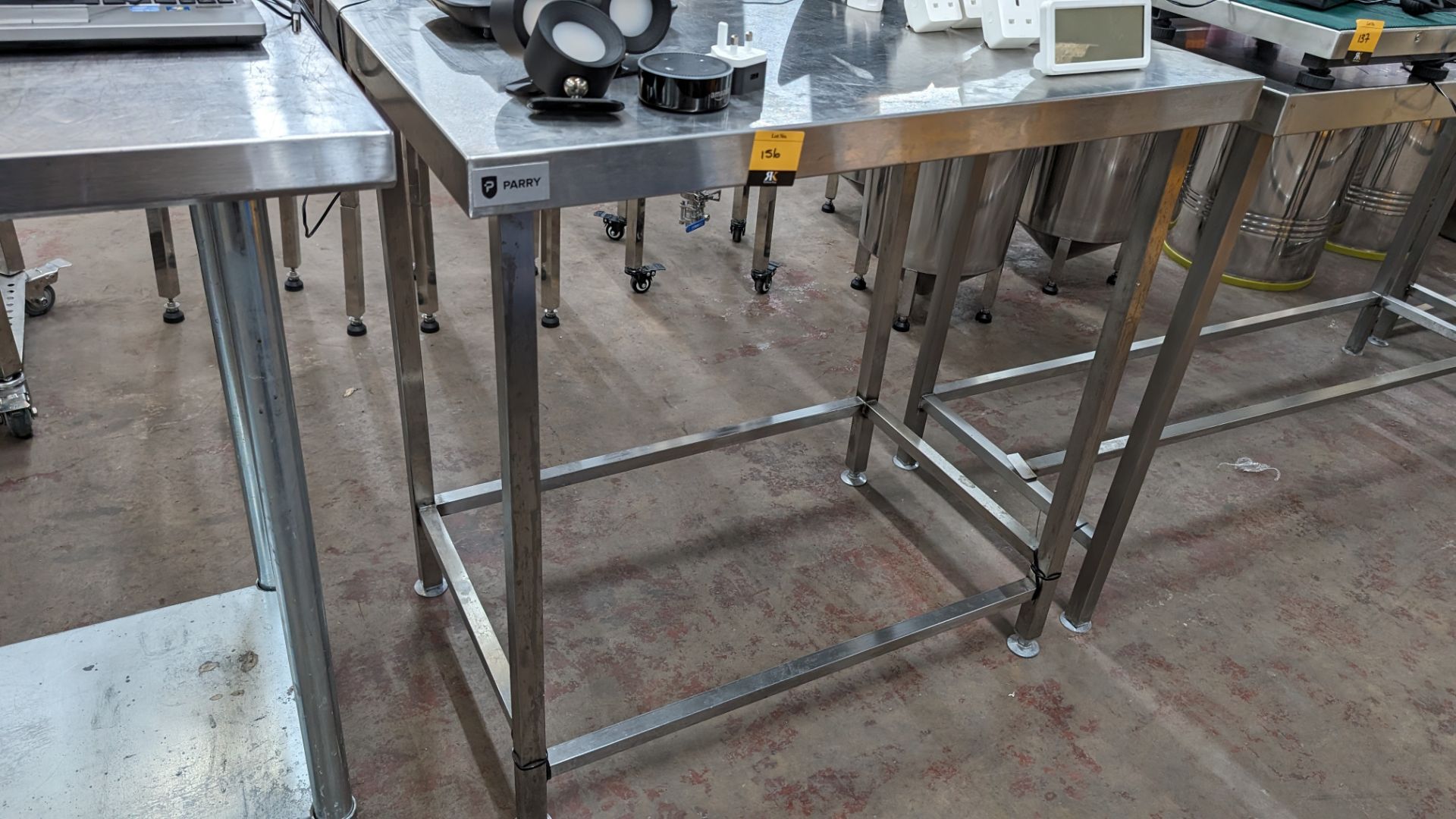 Stainless steel table with upstand at rear, max dimensions: 920mm x 600mm x 900mm - Image 3 of 3