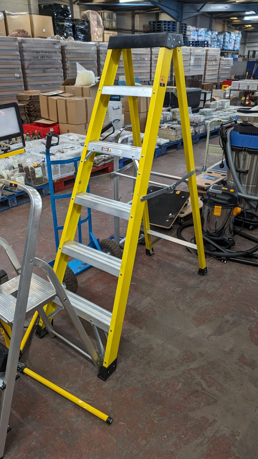 Electricians insulated 5-tread folding ladders