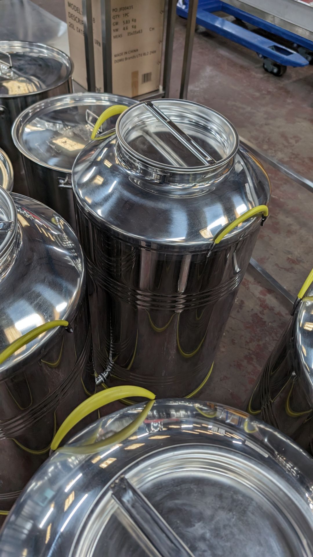 4 of 100L stainless steel milk churns, each with their own lid - Image 5 of 12
