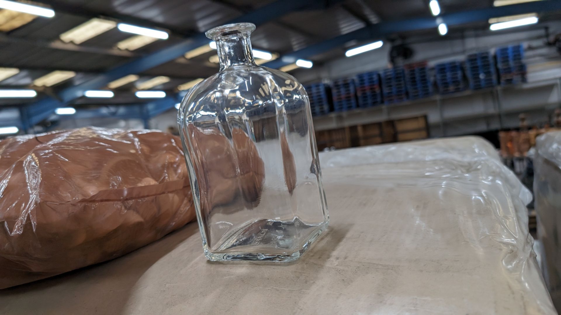 1,540 off 700ml/70cl clear glass bottles. This lot comprises the contents of a pallet and in this i - Image 4 of 5