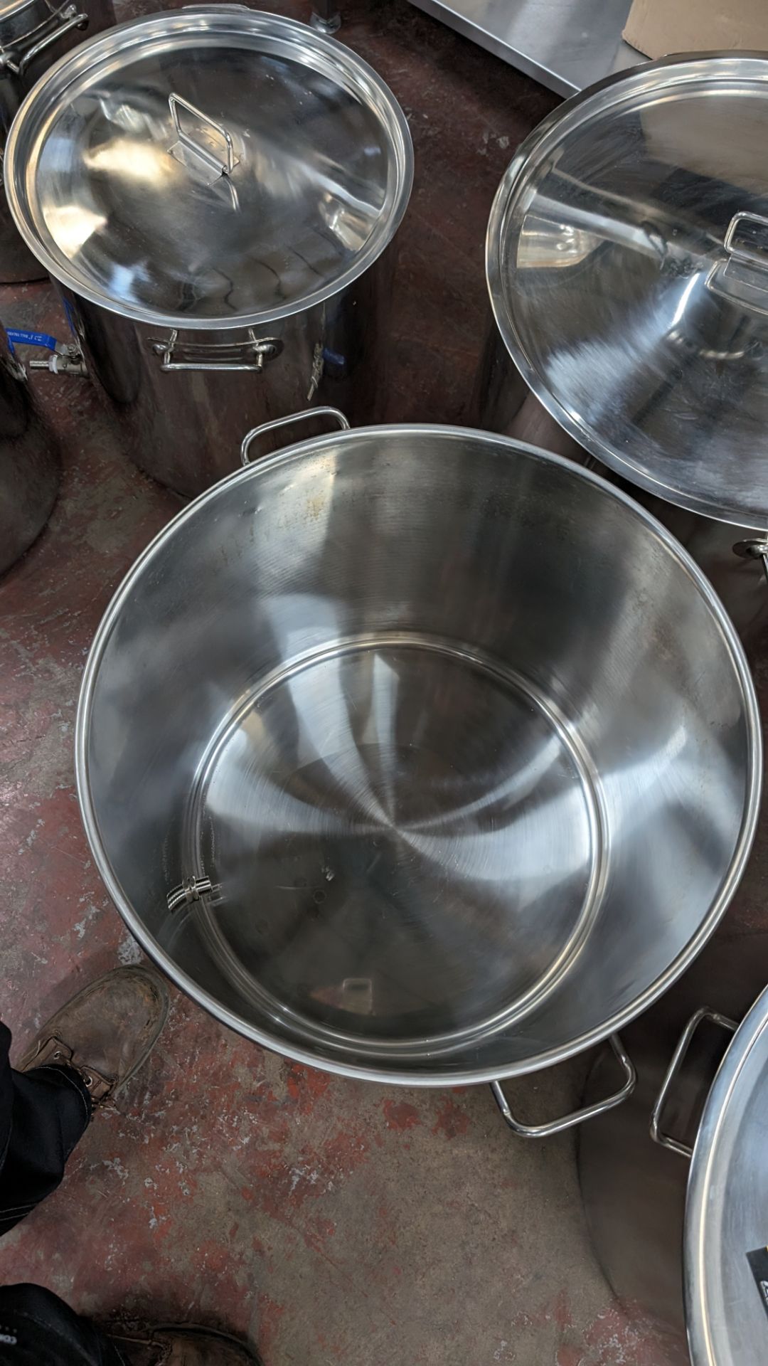 4 off large stainless steel brew kettles. Each with their own lid. Capacity: 100L - Image 8 of 9