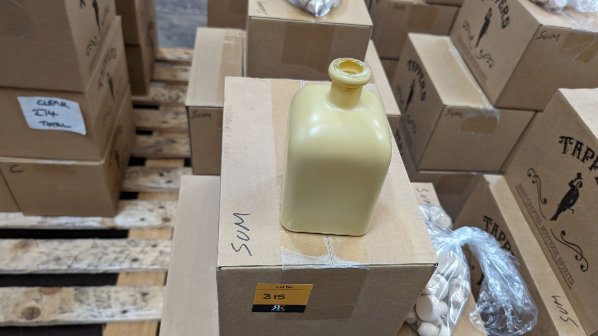 30 off 50cl/500ml professionally painted beige glass bottles, each including a stopper. The bottles - Image 3 of 4