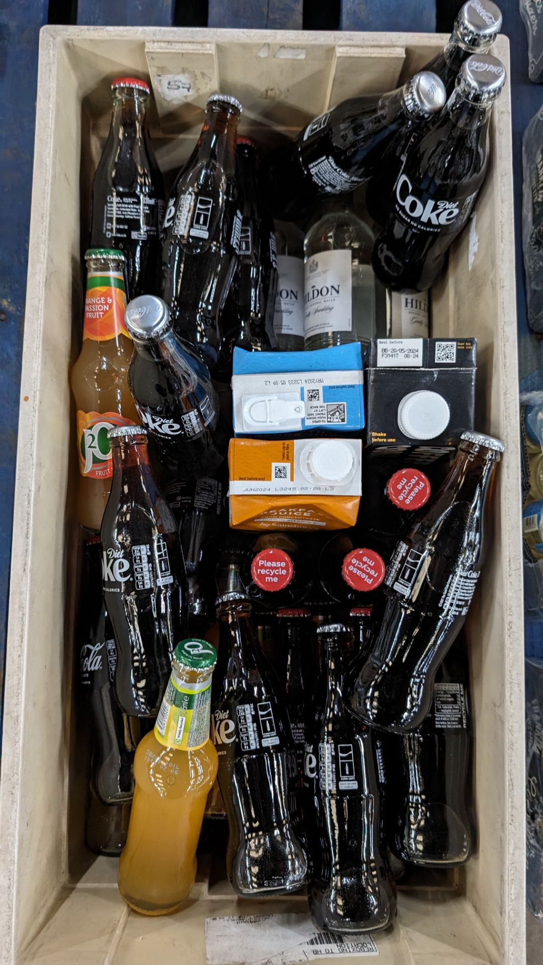 The contents of a crate of assorted soft drinks - mostly with a best before date of 2024 - Image 4 of 5