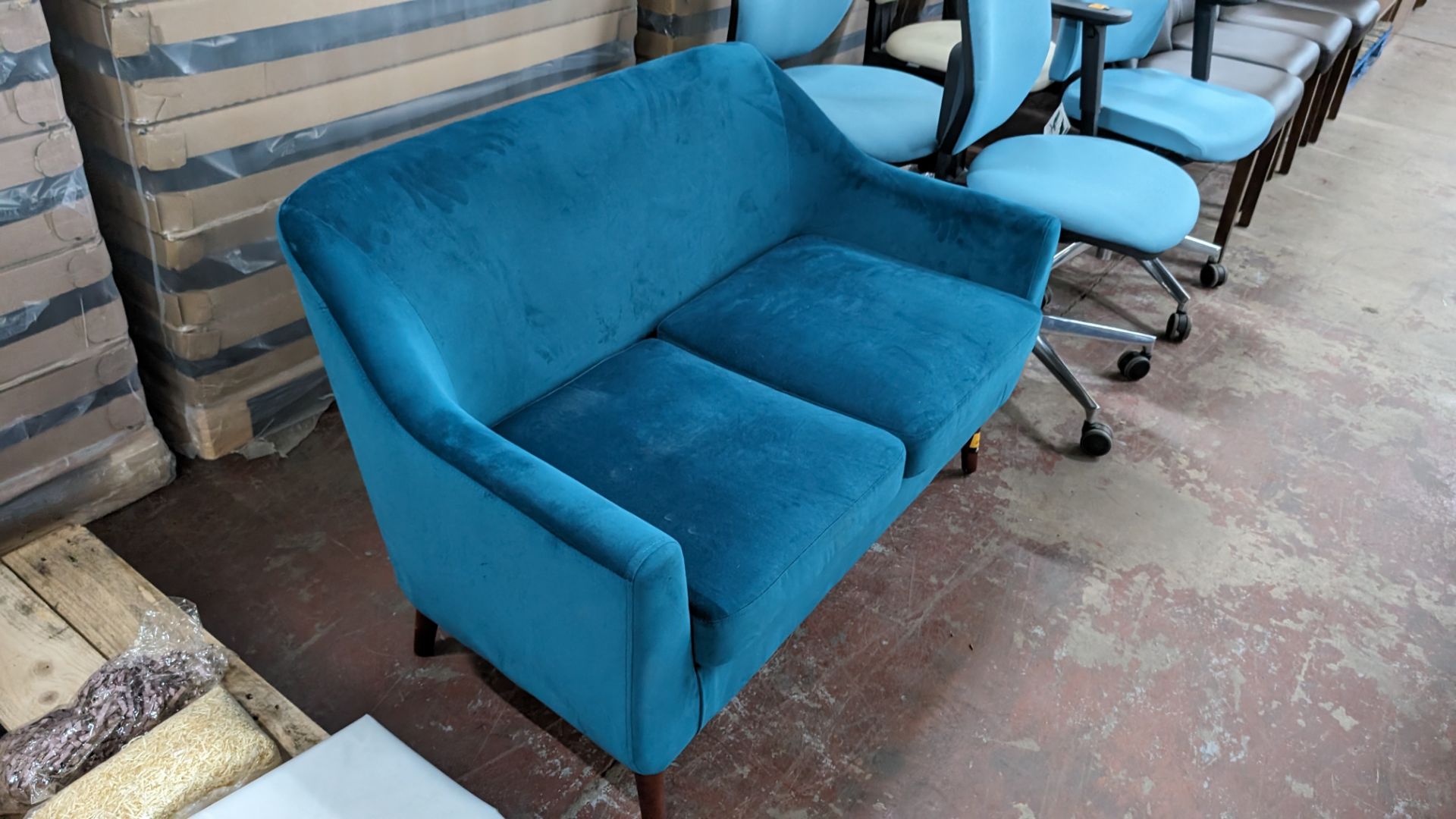 Turquoise velour 2-seat sofa on dark brown wooden legs - Image 4 of 4