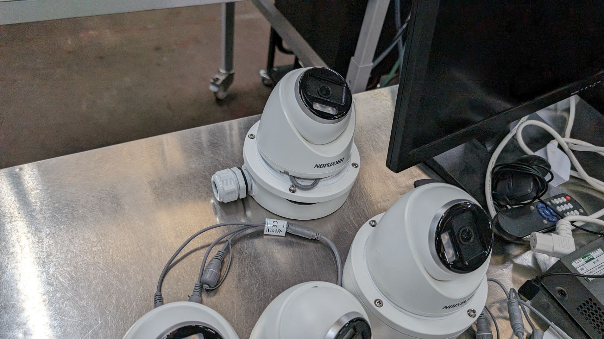 Hikvision CCTV equipment comprising DVR monitor, remotes and a total of 7 off cameras - Bild 11 aus 11