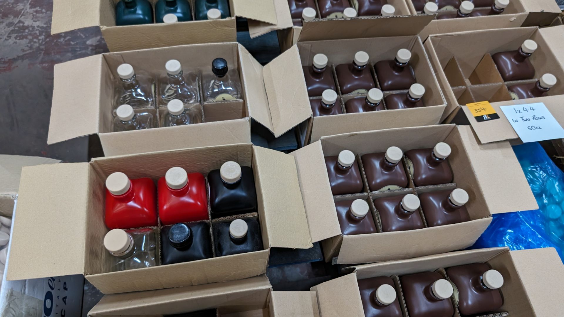 The contents of a pallet of bottles and stoppers. This lot comprises 70 off glass bottles, mostly p - Image 5 of 6