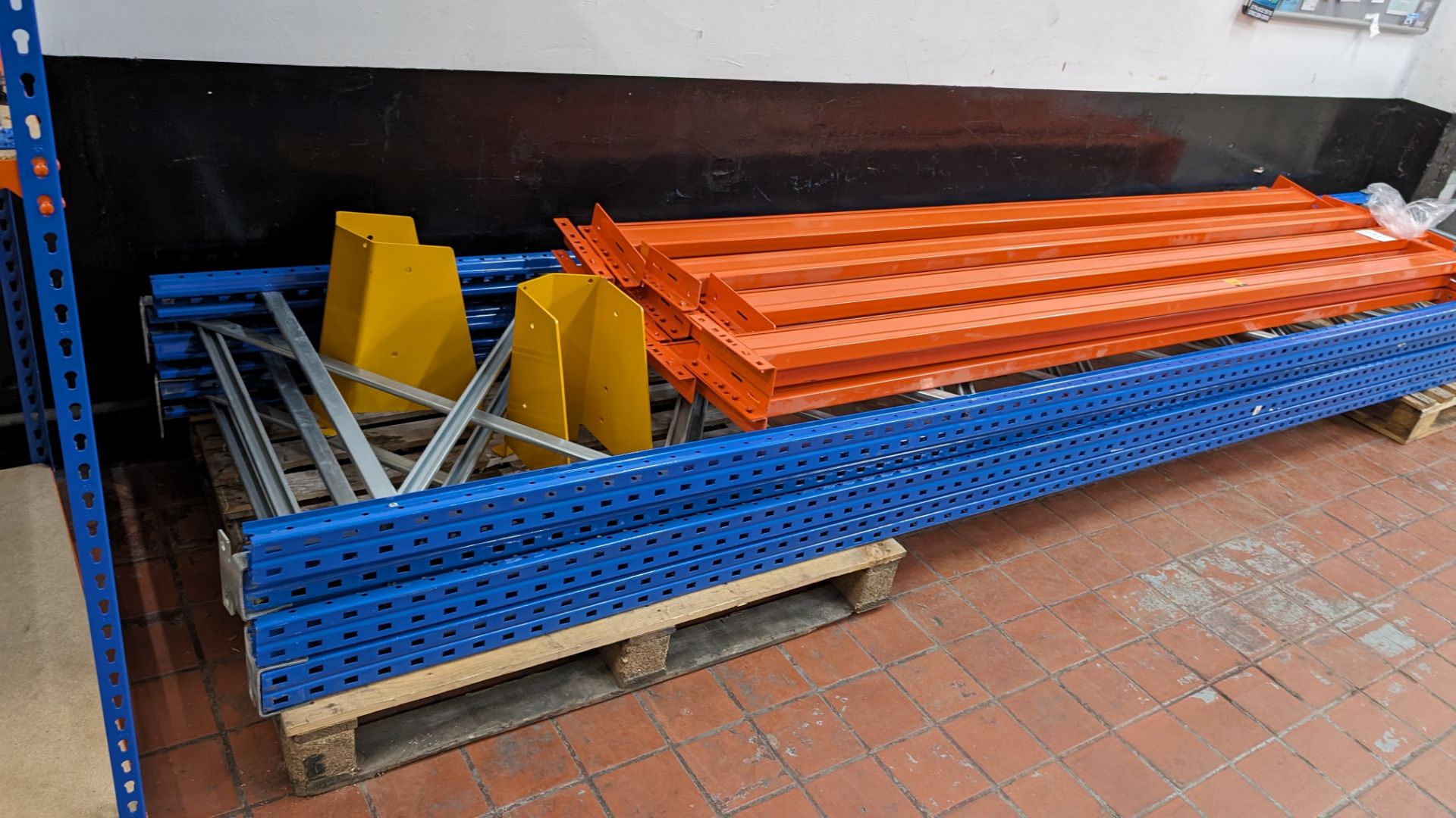 Quantity of pallet racking, comprising 4 off blue uprights each 900mm wide and 2500mm tall, 12 off o - Bild 7 aus 11