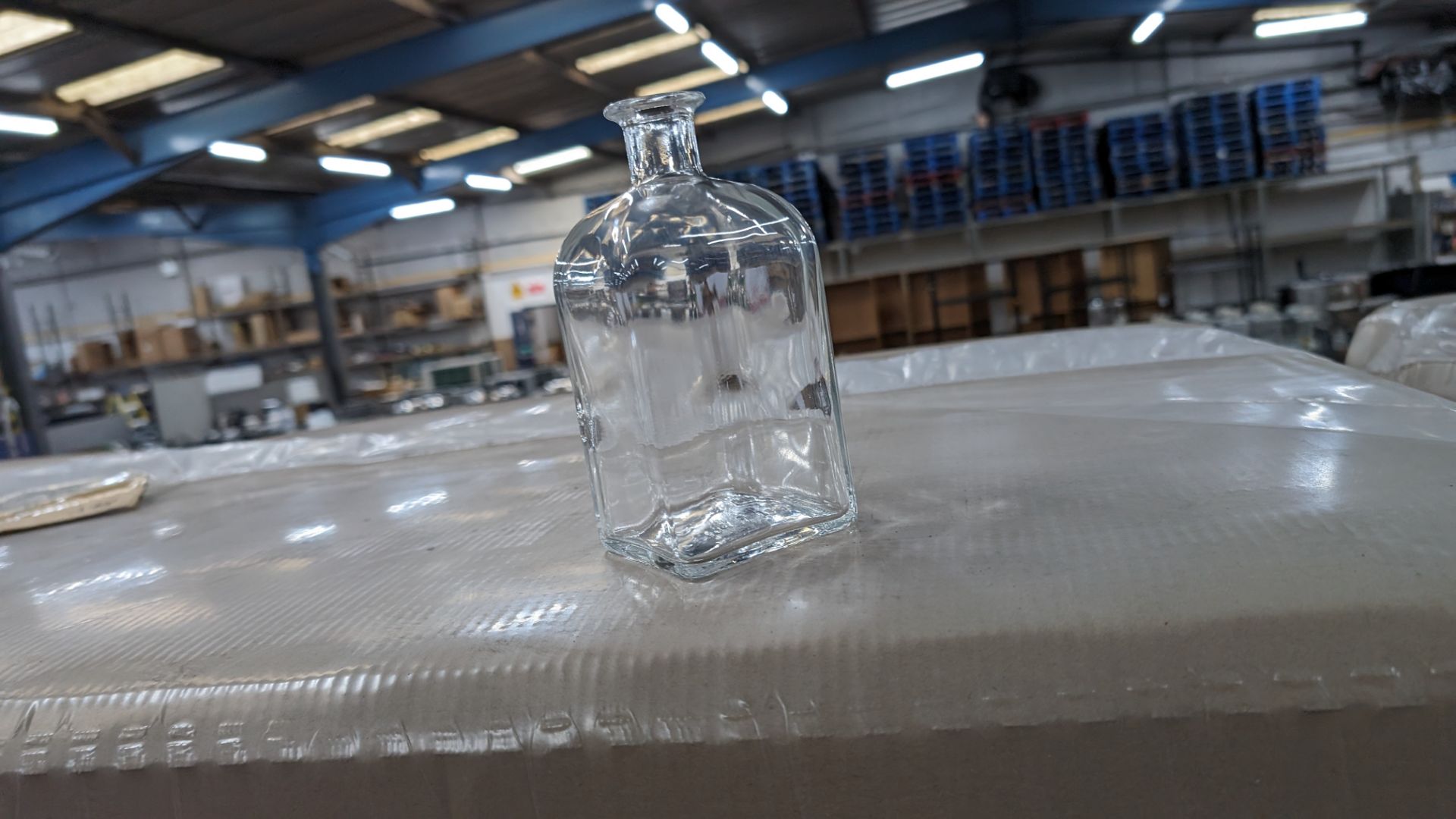 1,540 off 700ml/70cl clear glass bottles. This lot comprises the contents of a pallet and in this i - Image 3 of 4